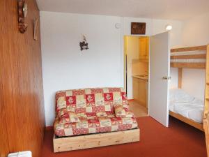 レ・メニュアールにあるApartment Aravis-3 by Interhomeのベッドルーム(ソファ、ベッド付)
