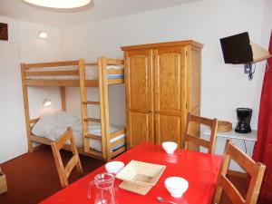 Postel nebo postele na pokoji v ubytování Apartment Aravis 101 by Interhome