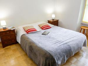 Un pat sau paturi într-o cameră la Apartment L'Univers by Interhome