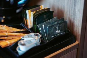 ein Regal mit Taschen und anderen Gegenständen darauf in der Unterkunft Boutiquehotel Myn Utspann in Husum