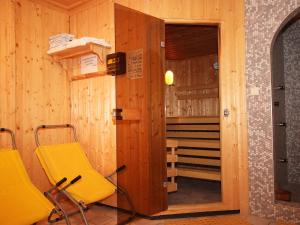 einen gelben Stuhl in einem Zimmer mit Sauna in der Unterkunft Apartment Leiter-2 by Interhome in Sölden