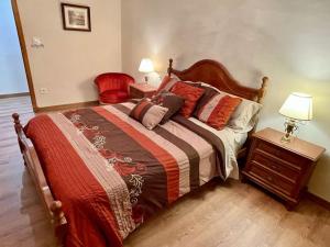 1 dormitorio con 1 cama, 2 lámparas y 1 silla en PRECIOSO PISO CENTRO, en Ourense