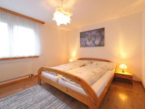 Säng eller sängar i ett rum på Apartment Les Violettes by Interhome
