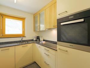 cocina con fregadero y microondas en Apartment Silence-2 by Interhome, en Zermatt