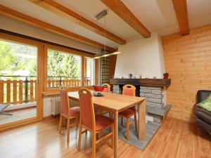 comedor con mesa y chimenea en Apartment Silence-2 by Interhome, en Zermatt