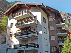 - un bâtiment avec des balcons en bois sur le côté dans l'établissement Apartment Bodmen A by Interhome, à Zermatt