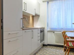 Kuchyň nebo kuchyňský kout v ubytování Apartment Viscaria-1 by Interhome