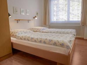 2 aparte bedden in een kamer met een raam bij Apartment Viscaria-1 by Interhome in Zermatt