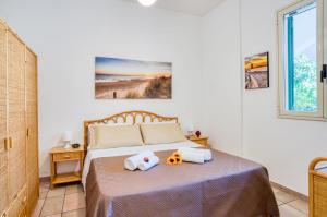 una camera da letto con un letto con due peluche sopra di Appartamento Potì sulla spiaggia a Porto Cesareo