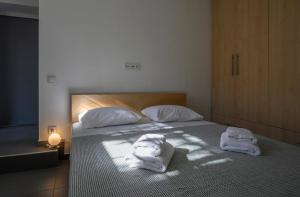 sypialnia z łóżkiem z ręcznikami w obiekcie Gazi Urban Residence w Atenach