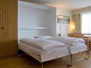 Postel nebo postele na pokoji v ubytování Apartment Beaulieu-2 by Interhome