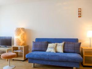 eine blaue Couch im Wohnzimmer in der Unterkunft Apartment Beaulieu-2 by Interhome in Zermatt