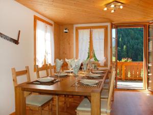 Reštaurácia alebo iné gastronomické zariadenie v ubytovaní Chalet Höfli by Interhome
