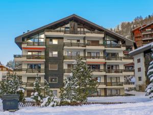 un gran edificio con nieve delante en Apartment Residence A-1 by Interhome, en Zermatt