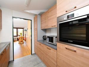 cocina con microondas y encimera en Apartment Residence A-1 by Interhome, en Zermatt