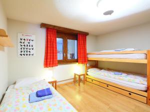 1 dormitorio con 2 literas y ventana en Apartment Pyrith by Interhome, en Zermatt