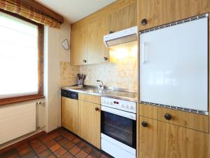 cocina pequeña con fregadero y fogones en Apartment Pyrith by Interhome, en Zermatt