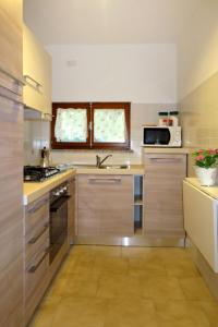 Cucina o angolo cottura di Apartment Fiorella-2 by Interhome