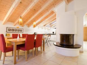 uma sala de jantar com uma mesa e cadeiras e uma lareira em Apartment Aquila by Interhome em Zermatt