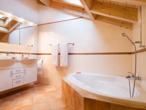 een badkamer met een bad en een wastafel bij Apartment Aquila by Interhome in Zermatt