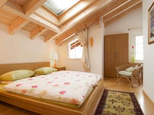 um quarto com uma cama grande e um tecto de madeira em Apartment Aquila by Interhome em Zermatt