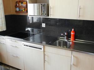 kuchnia ze zlewem i kuchenką w obiekcie Apartment St- Martin by Interhome w mieście Zermatt