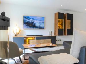 uma sala de estar com um sofá e uma mesa em Apartment Breithorn by Interhome em Zermatt