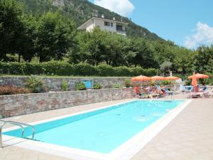 een zwembad met een huis op de achtergrond bij Apartment La Tartufaia-1 by Interhome in Tremosine Sul Garda
