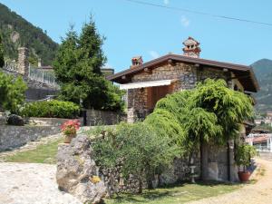 トレモージネ・スル・ガルダにあるApartment La Tartufaia-3 by Interhomeの前に植物を植えた石造りの家