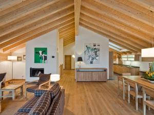 una gran sala de estar con techos de madera y suelos de madera. en Apartment Zur Matte B-9 by Interhome, en Zermatt