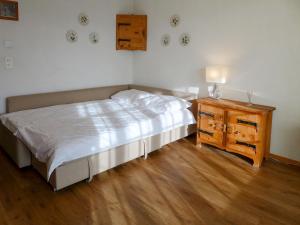 um quarto com uma cama e uma mesa de cabeceira em madeira em Apartment Le Mont Blanc 8 by Interhome em Villars-sur-Ollon