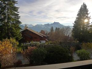 une maison dans un jardin avec des montagnes en arrière-plan dans l'établissement Apartment Le Mont Blanc 8 by Interhome, à Villars-sur-Ollon 14 autres photos