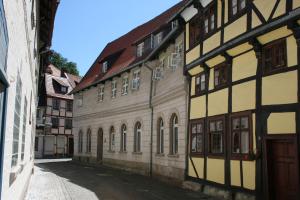 eine Gasse in einer Altstadt mit Gebäuden in der Unterkunft Pension-Ristorante Ventura ehemals Reinhards Pension in Hornburg