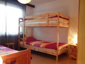 1 dormitorio con 2 literas en una habitación en Apartment Memory by Interhome, en Zermatt
