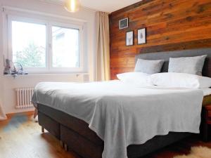 ツェルマットにあるApartment Residence A-2 by Interhomeの木製の壁のベッドルーム1室(大型ベッド1台付)