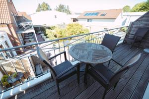 a table and two chairs on a balcony at Boutiquehotel Myn Utspann in Husum +83 photos