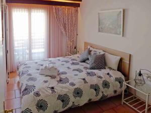 Кровать или кровати в номере Apartment Tsaumiau A-4 by Interhome
