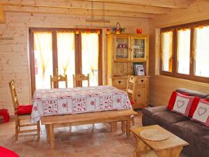 Posezení v ubytování Chalet Elorian by Interhome