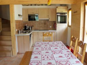 Kuchyň nebo kuchyňský kout v ubytování Chalet Elorian by Interhome + 8 fotografií