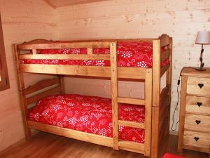 een slaapkamer met twee stapelbedden in een hut bij Chalet Elorian by Interhome in Ovronnaz +8 foto's