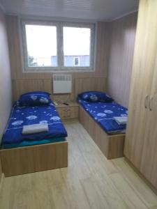 Postel nebo postele na pokoji v ubytování 2 osobowe kawalerki w domkach FreezerHause Kozery- NoclegiGrodziskPL 792-535-535