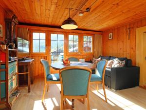 ein Esszimmer mit einem Tisch und Stühlen in der Unterkunft Apartment Lauberhaus by Interhome in Zermatt