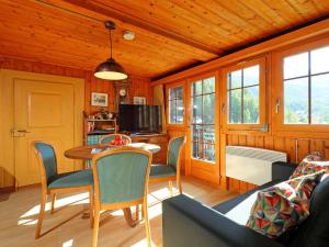 sala de estar con mesa y sillas en Apartment Lauberhaus by Interhome, en Zermatt