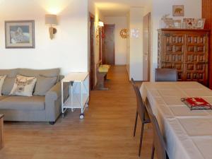 ein Wohnzimmer mit einem Sofa und einem Tisch in der Unterkunft Apartment Cransalpin-1 by Interhome in Vermala