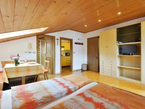 Un pat sau paturi într-o cameră la Apartment Costanzi by Interhome