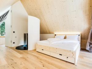 Ένα ή περισσότερα κρεβάτια σε δωμάτιο στο Chalet Waldchalet Obomilla by Interhome