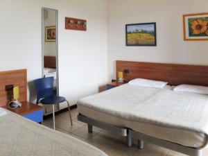 Giường trong phòng chung tại Holiday Home La Quercia-Le Farnie - CAO422 by Interhome