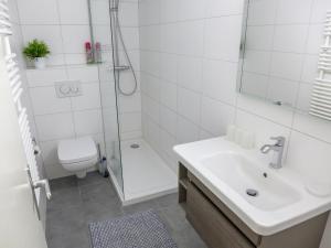 Koupelna v ubytování Apartment Barzettes-Vacances 558 - Entrée N- 18 by Interhome