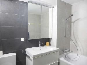Ett badrum på Apartment Terrasse des Alpes-11 by Interhome