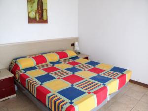 מיטה או מיטות בחדר ב-Apartment Le Farnie - CAO421 by Interhome